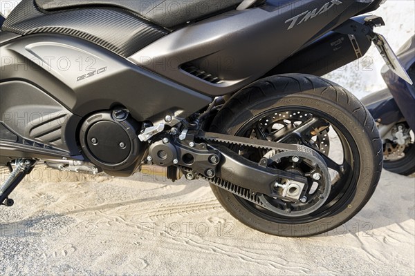 Black scooter, large scooter, maxi scooter, Yamaha TMax 530, drive belt, V-belt, rear wheel,