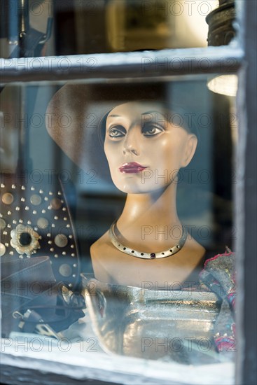 Mannequin, mannequin head, mannequin, shop window, fashion, headdress, jewellery, look, clothes,