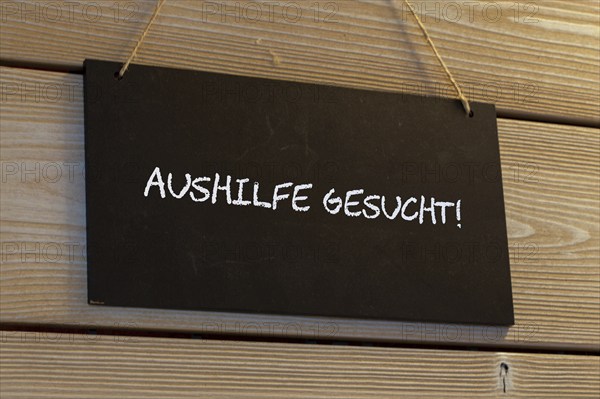Close-up of a sign with the inscription AUSHILFE GESUCHT (symbolic image)
