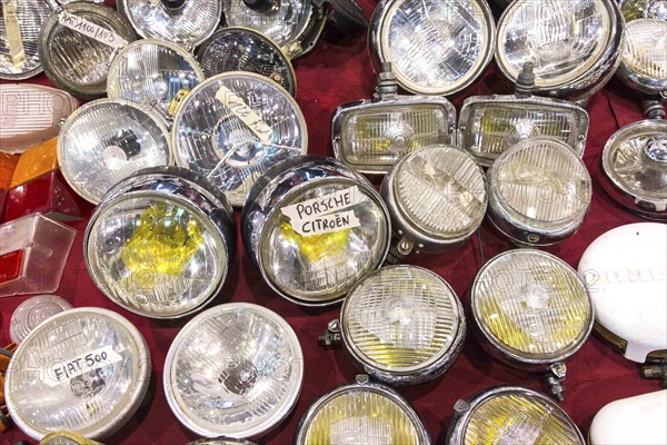 Headlights for Citro'n, Porsche and Fiat classic cars offered by a spare parts dealer at Techno