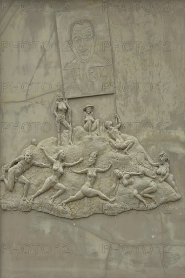 Sculpture Ludwigs Erbe by Peter Lenk 2003, naked figures, inscription, Hartz, citizen's income,