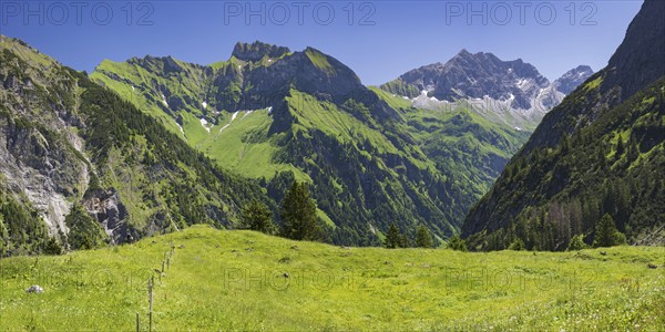Schneck, 2268m, Himmelhorn, 2111m, with the Rädlergrat, Daumengruppe and Großer Wilder, 2379m,