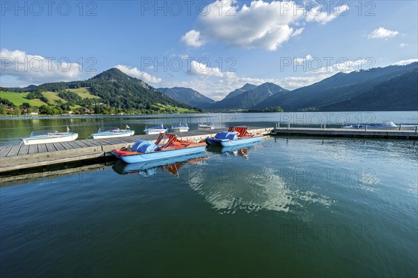Electric boats and pedal boats at jetty, boat hire, Markt Schliersee, Schliersee, behind mountains