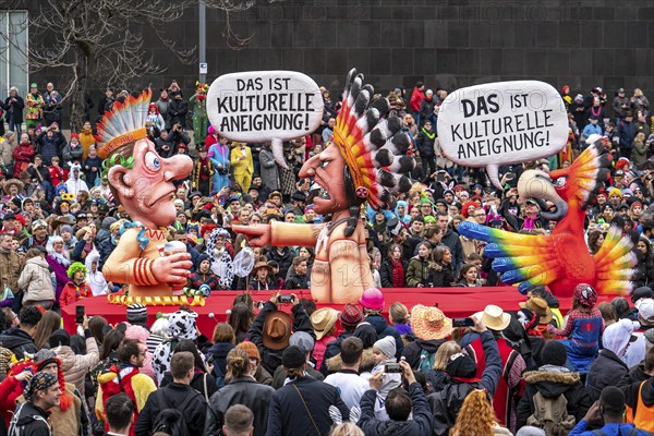 Rose Monday parade in Düsseldorf, street carnival, motif float in carnival, by float builder