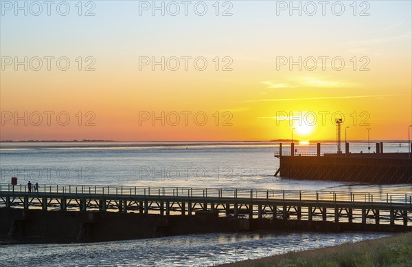 Silhouettes of several people on the pier Freilaufkanal, people watching from a jetty the