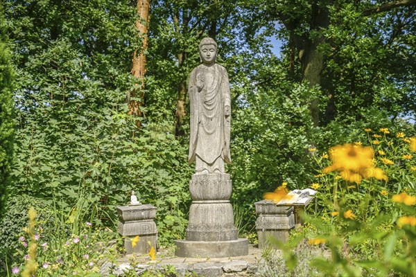 Buddha statue, garden, Buddhist house, Edelhofdamm, Frohnau, Reinickendorf, Berlin, Germany, Europe