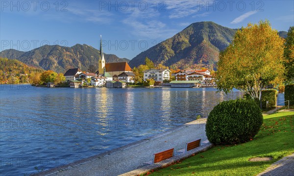 Malerwinkel view with waterfront of the village, parish church St. Laurentius and Wallberg 1722m in