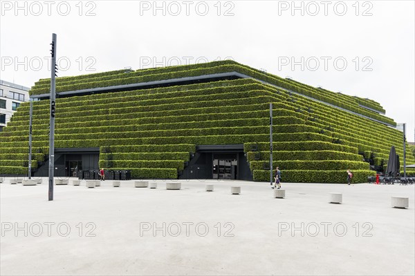 Kö-Bogen II office and commercial building, façade planted with hornbeam hedges, architect
