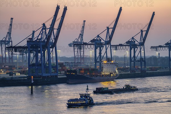 Port of Hamburg, HHLA Container Terminal Burchardkai, Athabaskakai, on the Elbe, container feeder