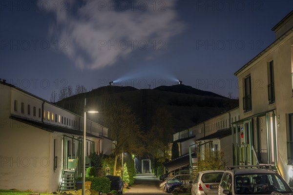 Rungenberg slag heap in the Buer district, Night Sign light installation, Schüngelberg housing
