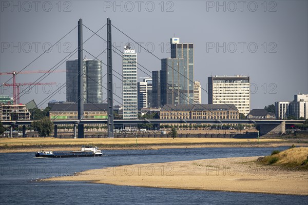 Rhine at Düsseldorf, extremely low water, Rhine level at 47 cm, falling, barge in front of the