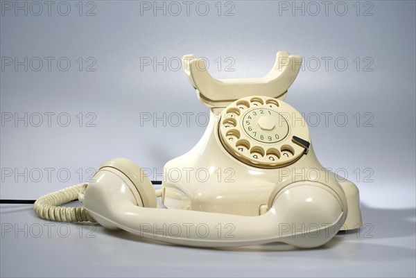 Altes weißes Telefon mit Wählscheibe