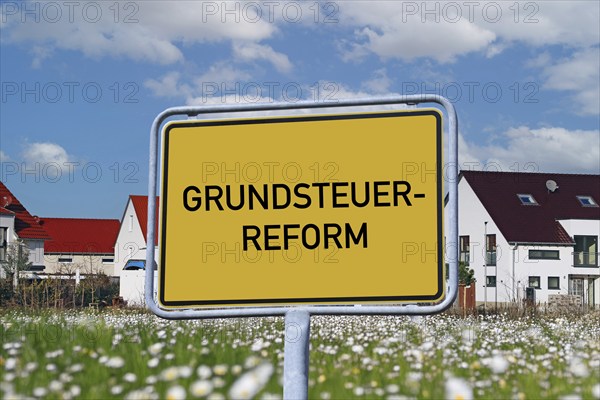 Symbolic image of property tax reform: Town sign with the inscription GRUNDSTEUERREFORM in front of