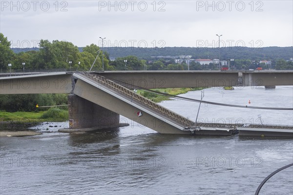 In the early hours of the morning, a section of the Carola Bridge collapsed for unknown reasons.