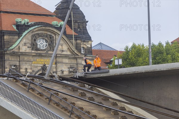 In the early hours of the morning, a section of the Carola Bridge collapsed for unknown reasons.
