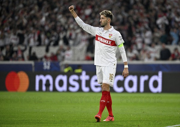 Goal celebration, fist, Atakan Karazor VfB Stuttgart (16) perimeter advertising mastercard, logo,
