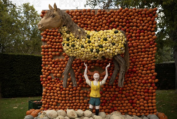 Figure of Pippi Longstocking lifting her horse Little Uncle, pumpkin exhibition, pumpkins,