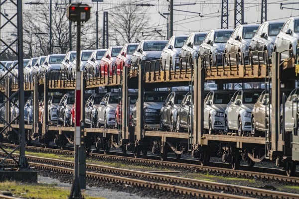 VW plant, Emden, new cars, car transporter, car train, goods train, with VW vehicles, Lower Saxony,