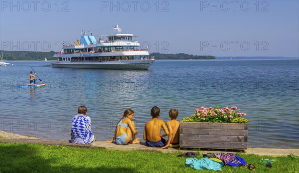 Lakeshore with tour boat, Seeshaupt, Lake Starnberg, Bavarian Alpine Foreland, Upper Bavaria,