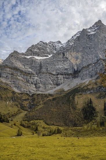 Mountain landscape in autumn, summit Eiskarlspitze, Eng, municipality Hinterriß, Karwendel