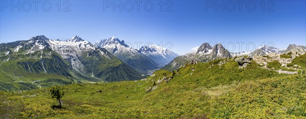 Mountain panorama with glaciated peaks, Aiguille du Midi and Mont Blanc, Aiguille de Mesure and