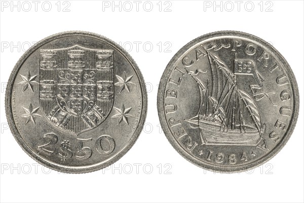 Portuguese coin from 1984 worth 2.5 escudos with sailing ship and national coat of arms, obverse