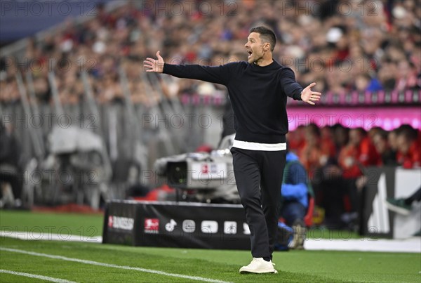 Coach Xabi Alonso Bayer 04 Leverkusen on the sidelines, gesture, gesture, TV camera, Allianz Arena,