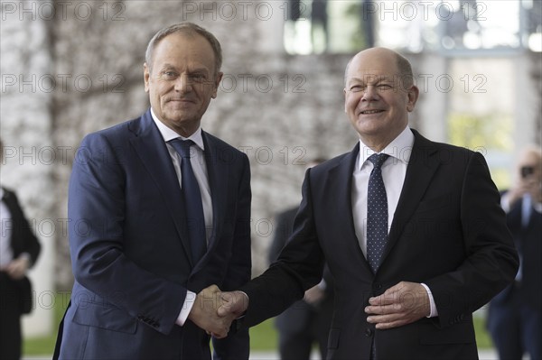 Federal Chancellor Olaf Scholz (SPD) welcomes Donald Tusk, Prime Minister of Poland, at the Federal