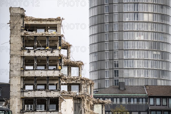 Demolition of the former RWE building complex, in the city centre, on the A40 motorway in Essen,