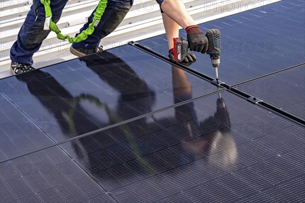Installation of solar modules on the roof of a commercial enterprise, over 400 photovoltaic modules
