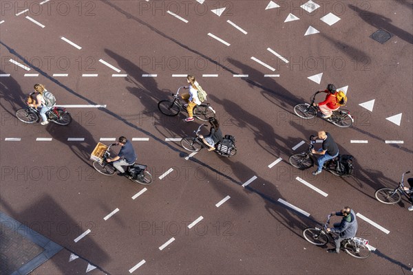 Crossing at Lange Viestraat, markings for cars and bicycles, green phase only for cyclists to be