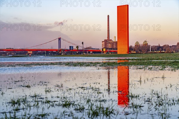 Rhine floods, Duisburg-Kaßlerfeld, floods, behind the Friedrich-Ebert-Rhine bridge, sculpture Rhine