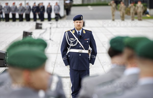 An air force soldier of the guard battalion gives commands to army soldiers of an honour formation