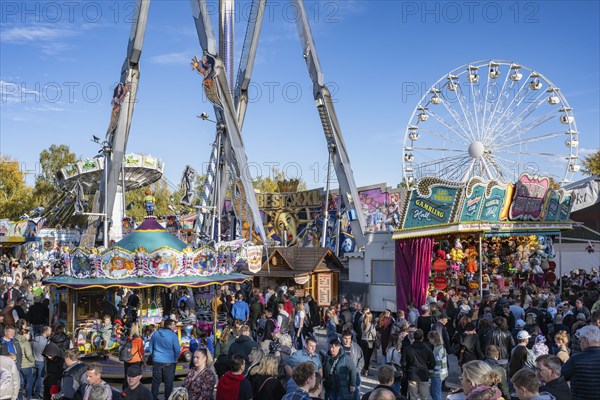 Crowd of people on fairground, amusement park, amusement ride, Ferris wheel, showmen, on the