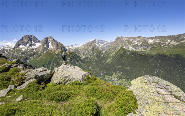 Mountaineer in front of a mountain panorama, Aiguille de Mesure and Aiguille de Chamois, hike to