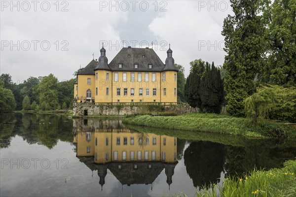 Moated castle, Schloss Dyck, Jüchen, Lower Rhine, North Rhine-Westphalia, Germany, Europe