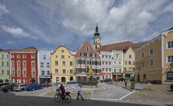 Late Baroque row of houses, St George's Fountain in front, parish church behind, Lower Town Square,