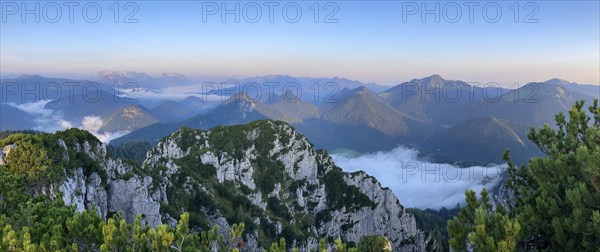 Panorama from the Gurnwandkopf at sunrise, to the left the Wilder Kaiser, then the Chiemgau Alps