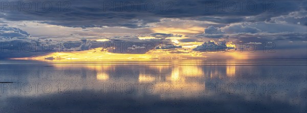 Sunset over the Salar de Uyuni, Salar de Uyuni, Uyuni, Bolivia, South America