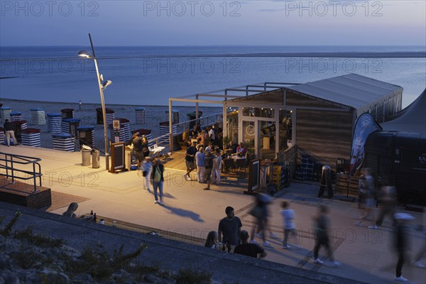 Sale of drinks and food to tourists on the beach on the island of Borkum, 19.07.2024