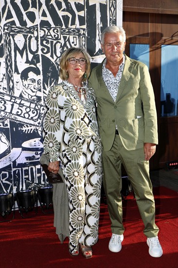 Klaus Wowereit and guest on arrival for the anniversary premiere of CABARET, The Berlin Musical at