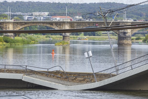 In the early hours of the morning, a section of the Carola Bridge collapsed for unknown reasons.