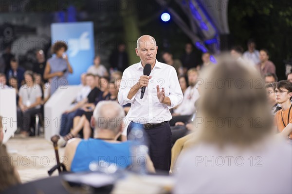 Olaf Scholz (Chancellor of the Federal Republic of Germany, SPD) surrounded by guests at the