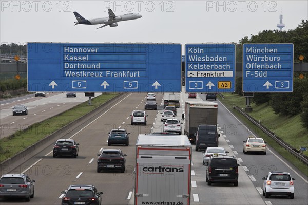 Aircraft from the airport located directly next to the motorway above the traffic on the A5