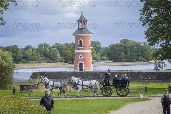Presentation and route ride, all carriages in stylish tension, popular sporting event over approx.