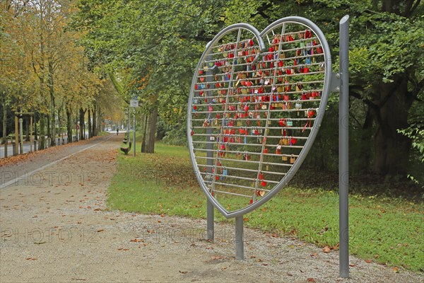 Heart-shaped frame with love locks, heart-shaped, many, series, row, number, quantity, ring, frame,