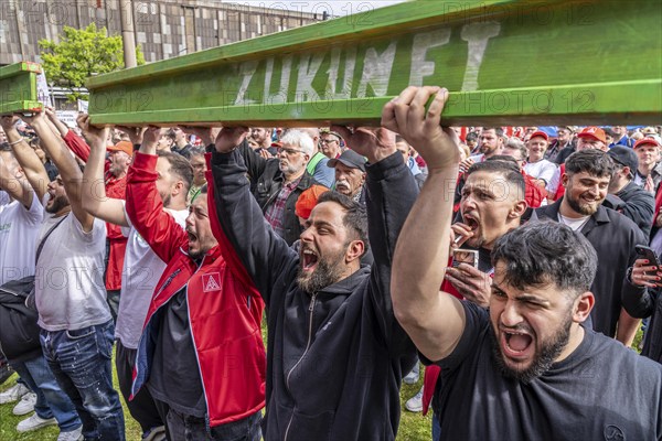 Demonstration of many thousands of steelworkers in front of the headquarters of ThyssenKrupp Steel