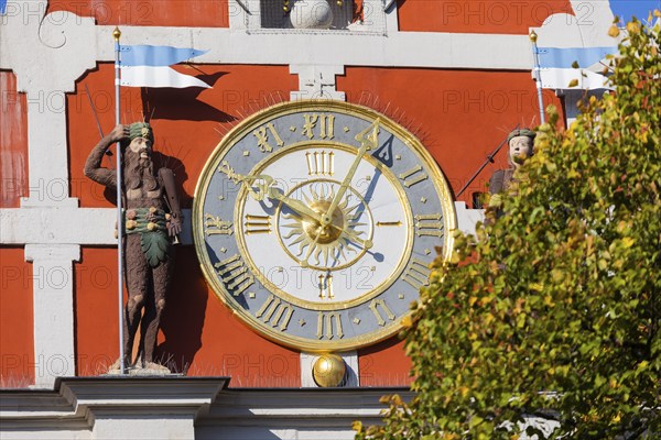 Built in the Renaissance style (1582, 1586), the town hall's main façade is enlivened by two