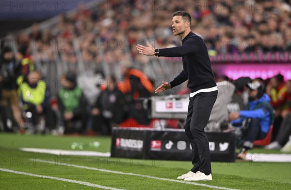 Coach Xabi Alonso Bayer 04 Leverkusen on the sidelines, gesture, gesture, TV camera, Allianz Arena,