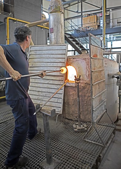 Glassblower, 46 years old, at work, Royal Glass Factory La Granja de San Ildefonso, Province of
